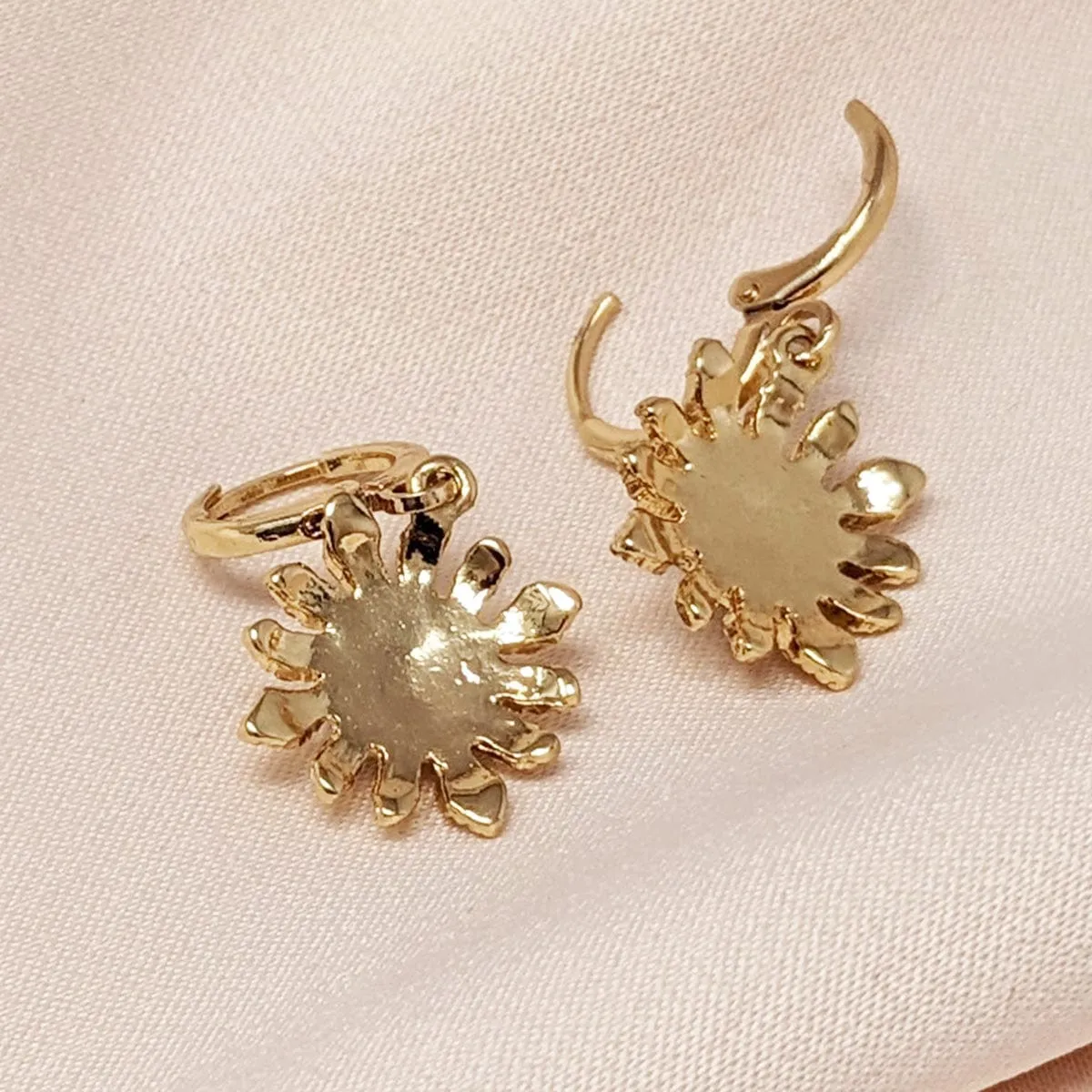 Sunflower 50s Hoop earrings: Pearl and Gold Hoops